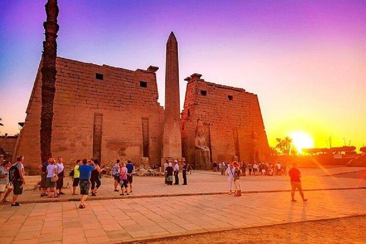 ハルガダからルクソールへの東西のプライベート旅行、昼食とラクダ