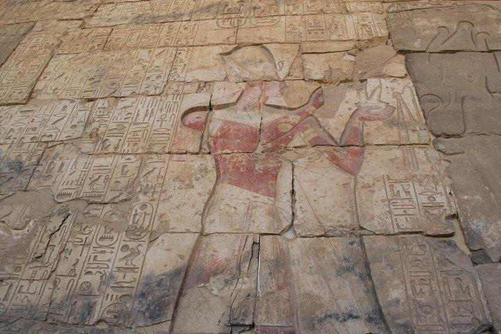 Luxor DenderaとAbydosの最高の古代のモニュメントを見る3日間のツアー