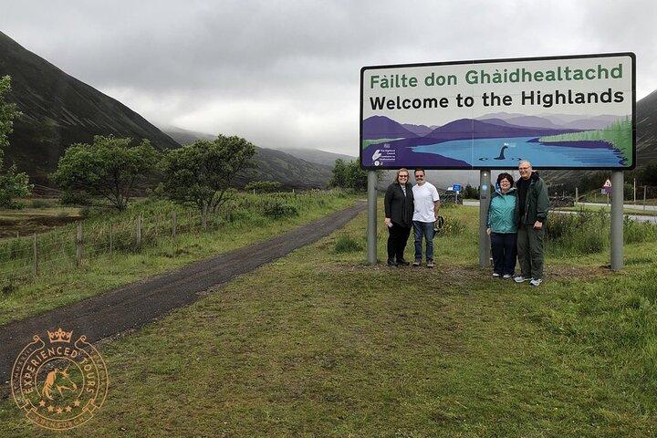 Tour privato di un giorno delle Highlands, del whisky e dei castelli in un minivan premium
