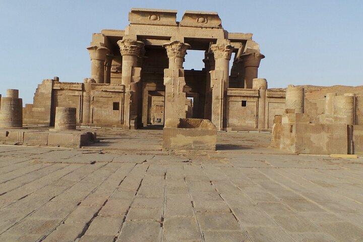 ルクソールのKom OmboとEdfuの寺院へのプライベートツアー