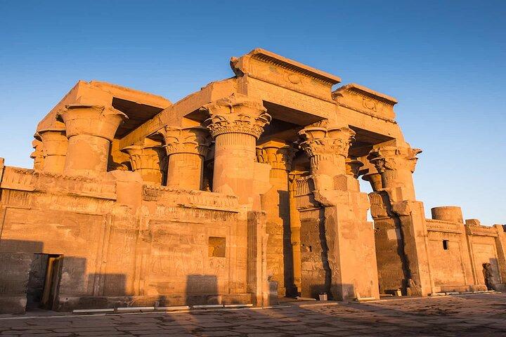 アスワンのプライベートデイツアー：ルクソールのクムムンボとエドフ寺院を含む