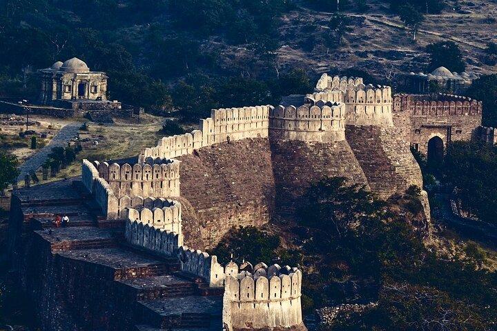 Privé transfer van Udaipur naar Jodhpur Via Kumbhalgarh & Ranakpur Jain-tempel