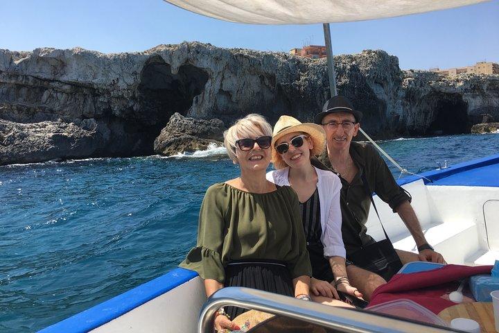 Passeio de barco Ortigia, cavernas marinhas e Pillirina 2h