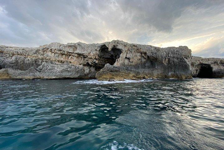 Passeio de barco Ortigia, cavernas marinhas e Pillirina 2h