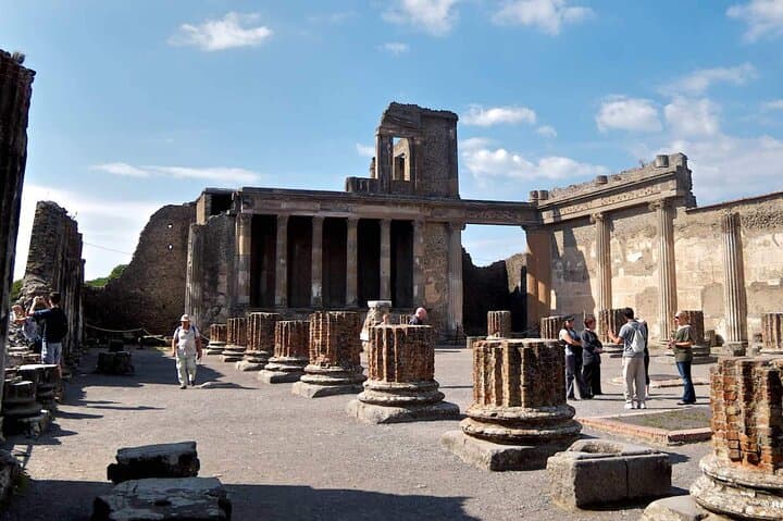 Visit Mt Vesuvius & Pompei all inclusive