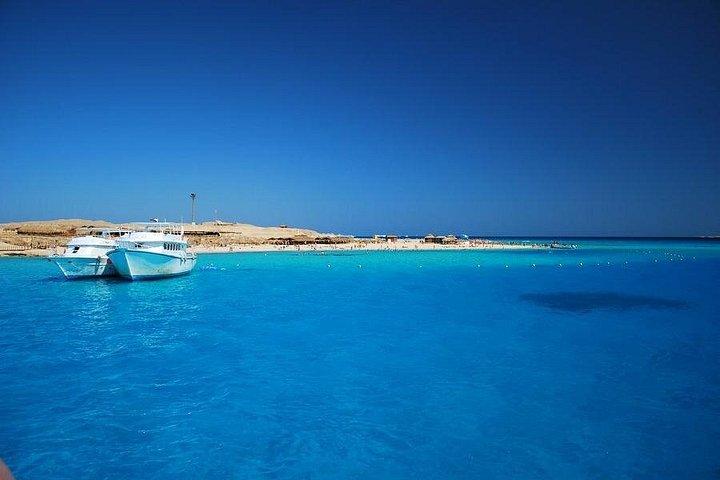 格安旅行–ハルガダ：ギフトン島シュノーケリング旅行とランチ