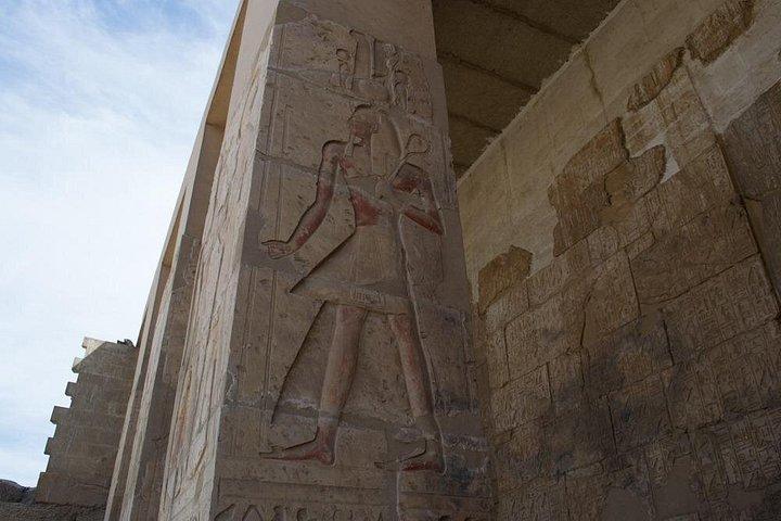 Luxor DenderaとAbydosの最高の古代のモニュメントを見る3日間のツアー