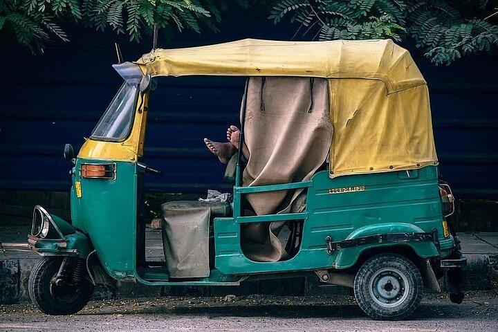 Ochtendtour van Chhatarpur-tempels en Qutub Minar in Delhi met rit Tuk-Tuk