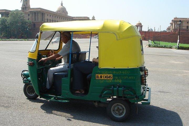 Ochtendtour van Chhatarpur-tempels en Qutub Minar in Delhi met rit Tuk-Tuk