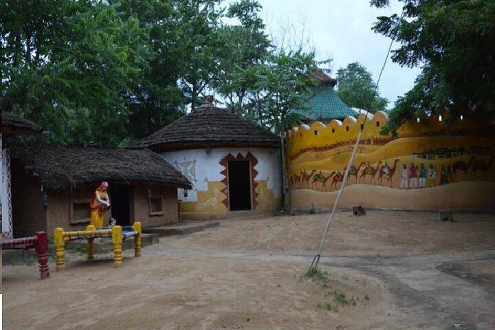 Chokhi Dhani Villageでのディナーとジャイプールの終日ツアー