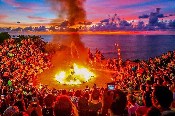 ️ウルワツ寺院の夕日とケチャのファイヤーダンスツアー