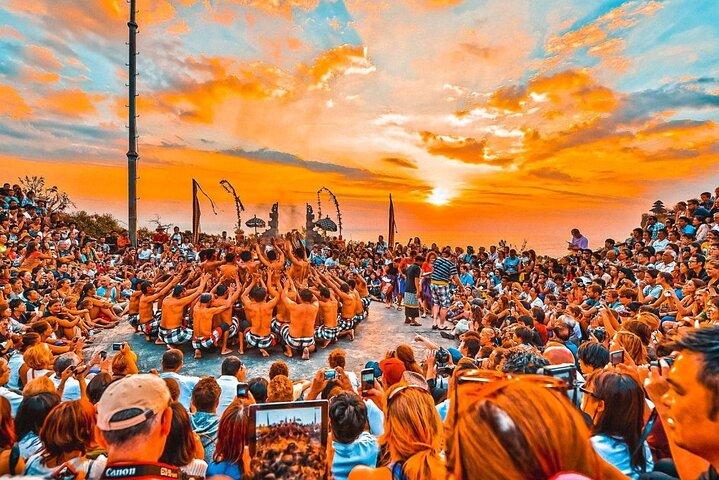️ウルワツ寺院の夕日とケチャのファイヤーダンスツアー
