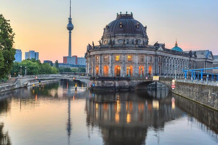 Berlin Highlights Self guided scavenger hunt and Walking Tour