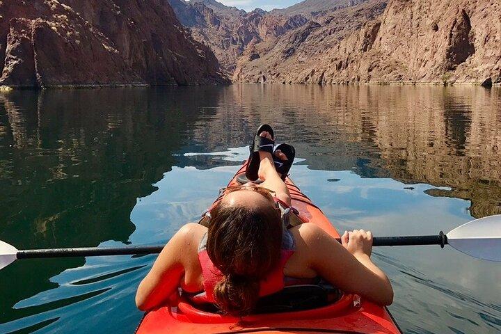 Vuelo en helicóptero por el Gran Cañón con excursión en kayak por la Cueva Esmeralda