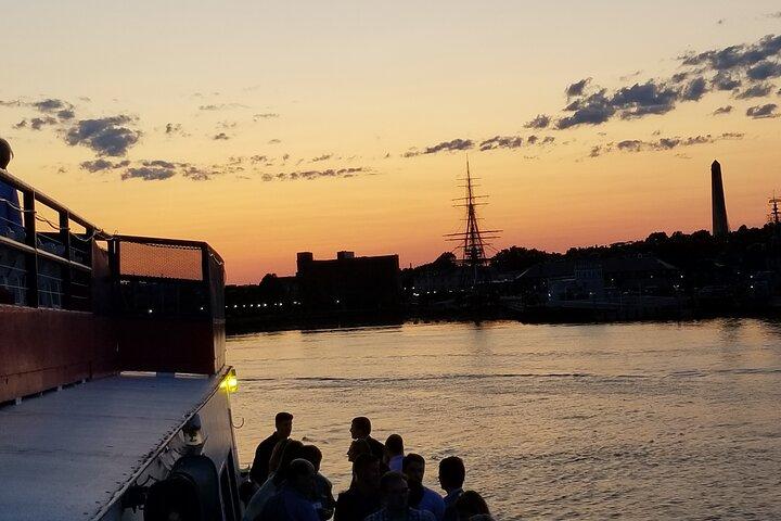 Boston Harbor Berättad solnedgångskryssning