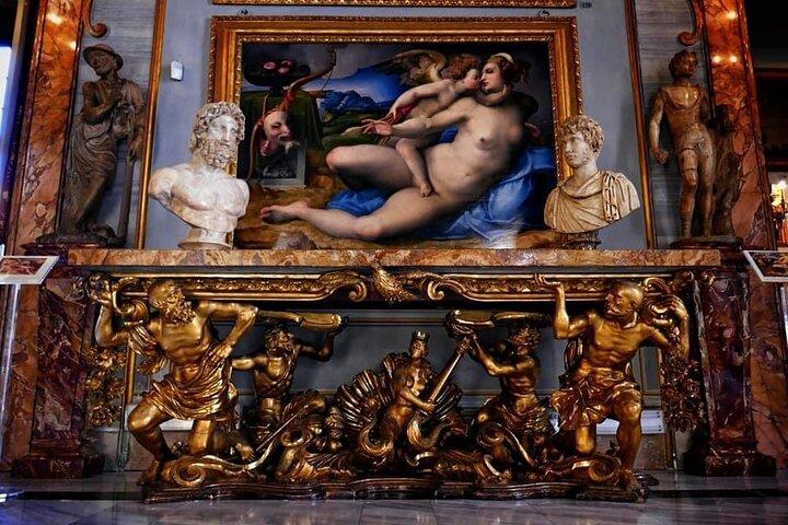 Le Colonna Palace Walking Tour