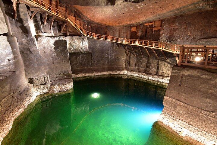 ヴィエリチカ岩塩坑ウォーキングガイド付きツアー（ファストトラックチケット付き）