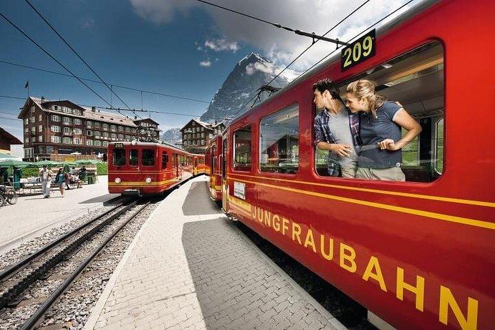 チューリッヒ発ユングフラウヨッホ日帰り旅行：スイスアルプス＆ベルネーゼオーバーラント