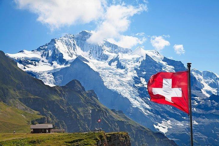 チューリッヒ発ユングフラウヨッホ日帰り旅行：スイスアルプス＆ベルネーゼオーバーラント