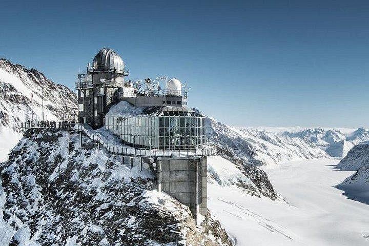 チューリッヒ発ユングフラウヨッホ日帰り旅行：スイスアルプス＆ベルネーゼオーバーラント