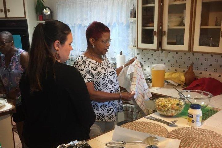 Aula de culinária tradicional de café da manhã nas Bermudas com um local