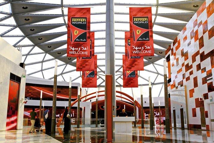 Ferrari World & Warner Bros. Parks mit Transfer von Dubai