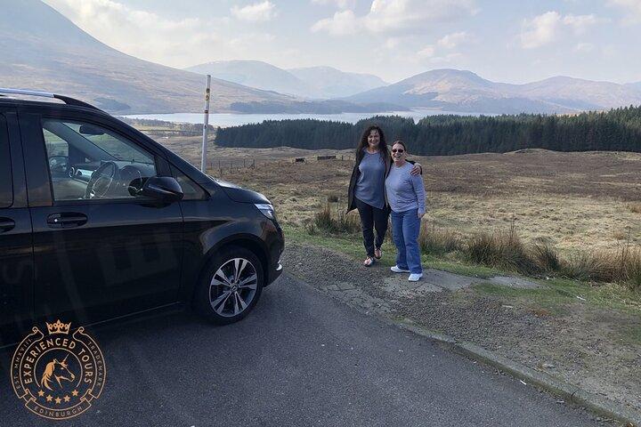 Tour privato di un giorno delle Highlands, del whisky e dei castelli in un minivan premium