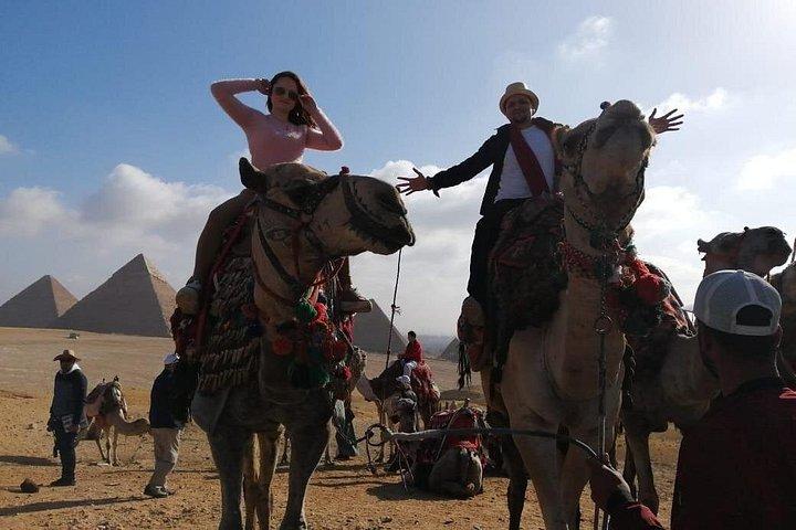 ギザの一日ピラミッド、スフィンクス、メンフィス、サッカラ、ランチ＆ラクダ乗り