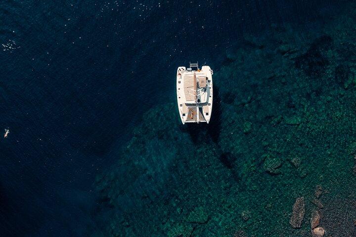 Romântico Sunset Catamaran Caldera Cruise com refeições e bebidas