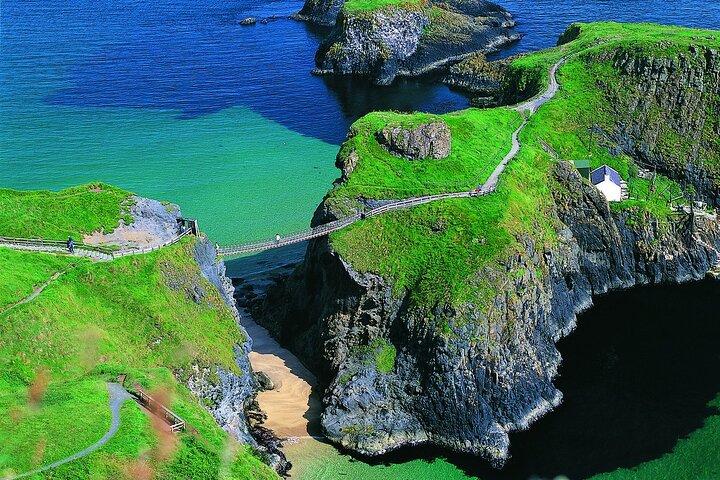 Giants Causeway, Rope Bridge, Carrickfergus Castle e Dark Hedges Tour