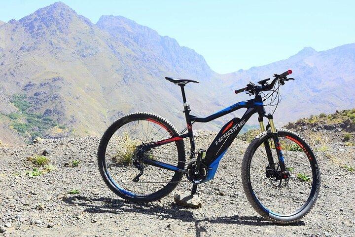 マラケシュ、アトラス山脈、ベルベルの村からのマウンテンバイク日帰り旅行