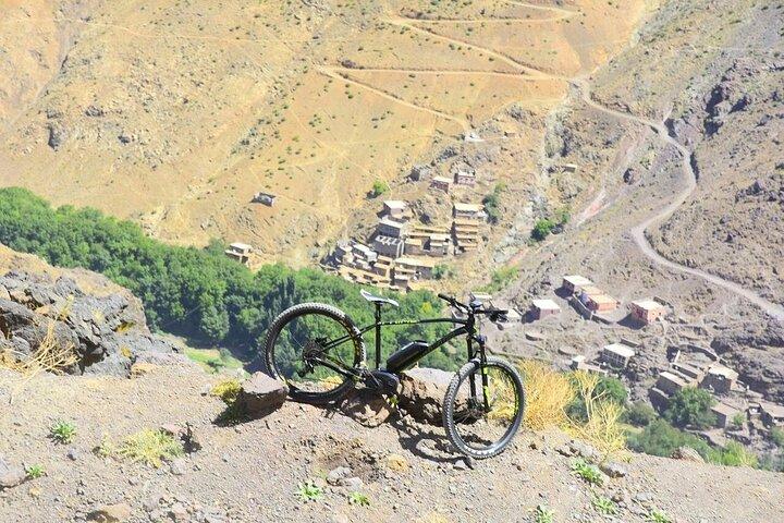 マラケシュ、アトラス山脈、ベルベルの村からのマウンテンバイク日帰り旅行