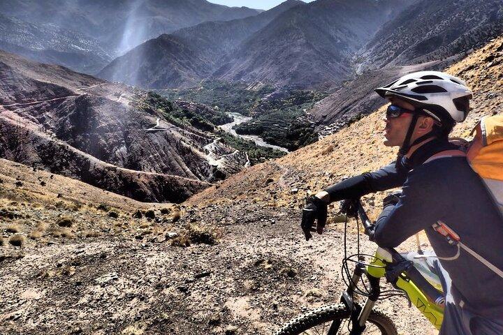 マラケシュ、アトラス山脈、ベルベルの村からのマウンテンバイク日帰り旅行