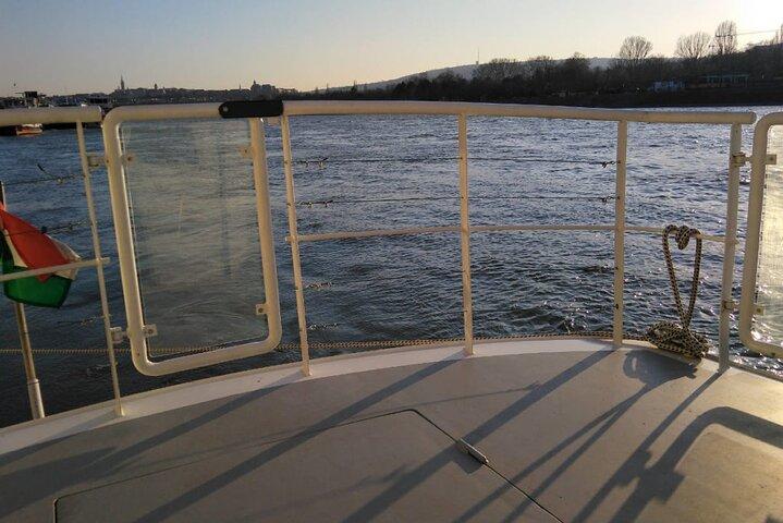 Einstündiges privates Junggesellen- oder Junggesellinnenabschiedsboot Budapest mit unbegrenztem Bier und Wein