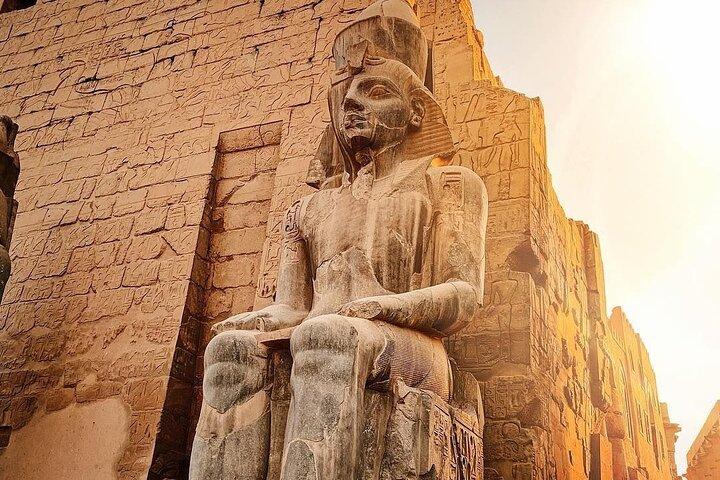 Passeio de 2 noites em Luxor, Aswan, Hot Air Balloon e Abu Simbel de avião saindo do Cairo, oferta