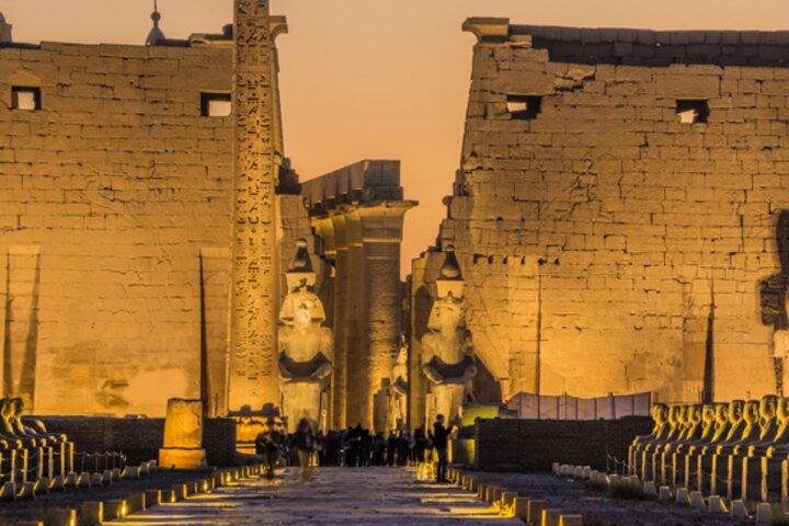 Passeio de 2 noites em Luxor, Aswan, Hot Air Balloon e Abu Simbel de avião saindo do Cairo, oferta