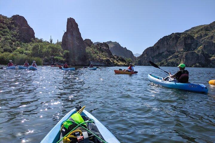 Kayak 2 ore Canyon & Cliffside sul lago Saguaro
