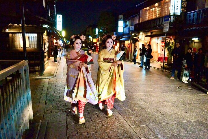 Excursão a pé pela noite de Gion
