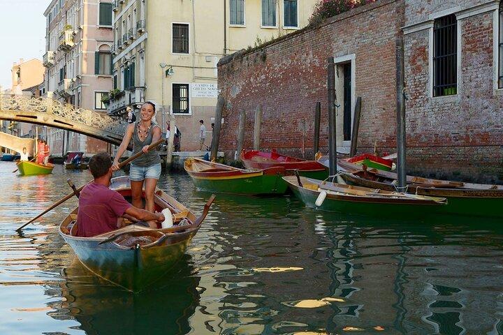 Aprenda a remar pelos canais de Veneza