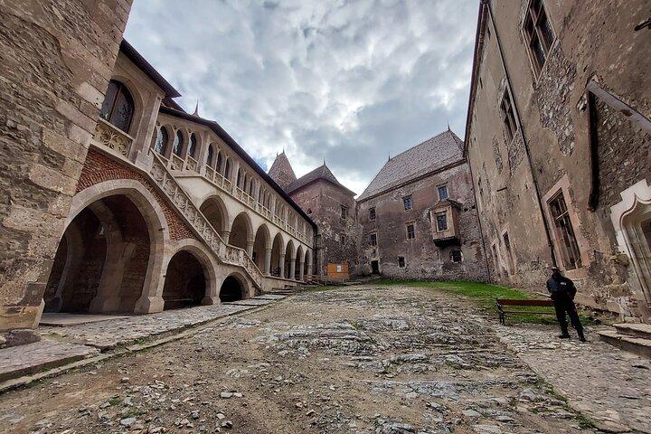 Visite exclusive : Château de Corvin, Alba Iulia et villages traditionnels de Sibiu