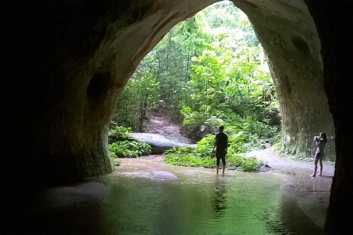 Paseo por la selva en el Amazonas, cuevas y cascadas Tour privado de un día