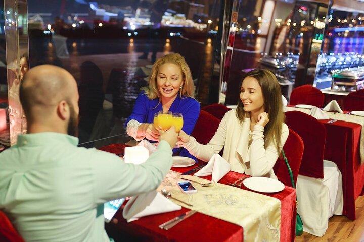マリーナでのロマンチックなダウ船クルーズ、ライブ ショー付きインターナショナル ビュッフェ ディナー付き