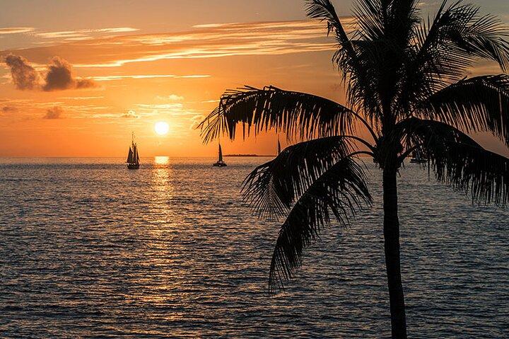 Key West: Crociera privata al tramonto su un'autentica barca Tiki Bar