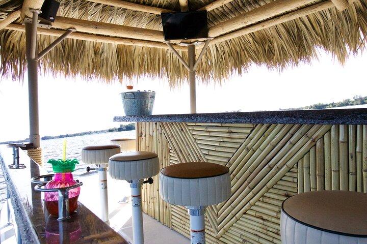 Key West : Croisière privée au coucher du soleil sur un authentique bateau Tiki Bar