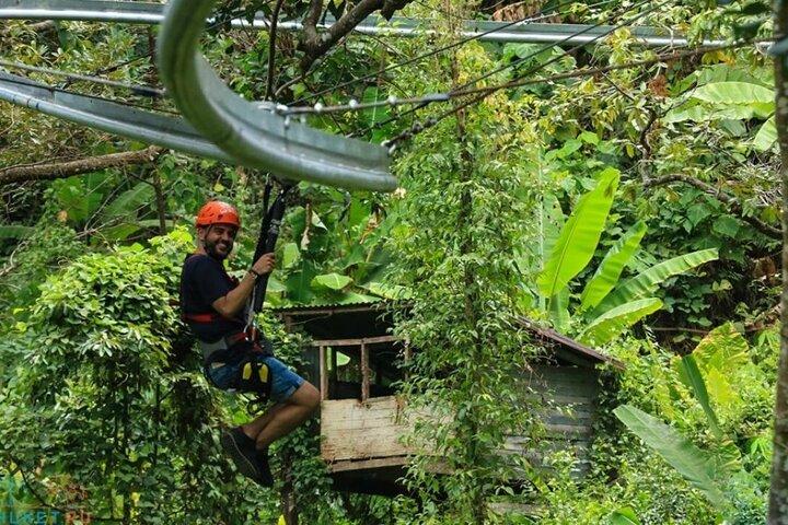 スカイウォーク付きプーケットのハヌマン ワールドでのジップライン アドベンチャー