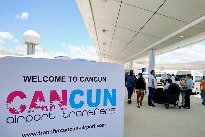 Desde el aeropuerto de Cancún a Puerto Aventuras (ida y vuelta)