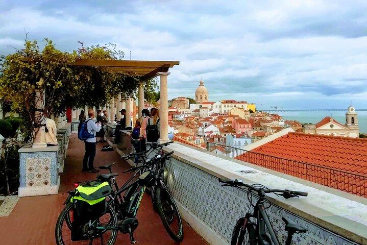 7 collines et 14 points de vue - Visite en vélo électrique de Lisbonne
