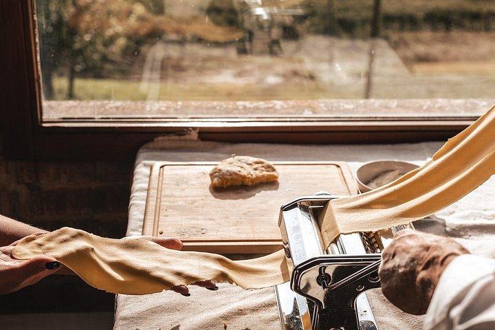Uma aula de culinária Brunello com vinícola com vista para os vinhedos
