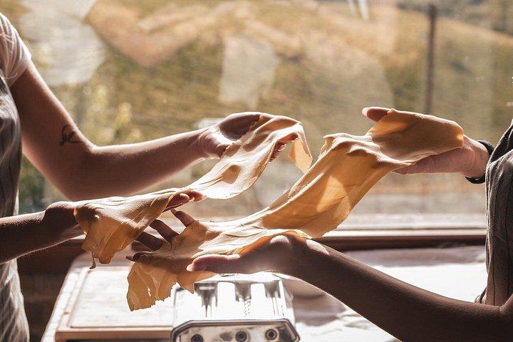 Uma aula de culinária Brunello com vinícola com vista para os vinhedos