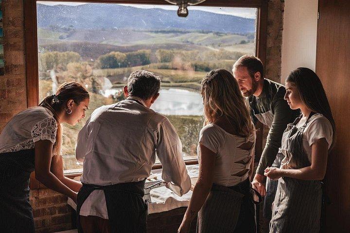 Uma aula de culinária Brunello com vinícola com vista para os vinhedos